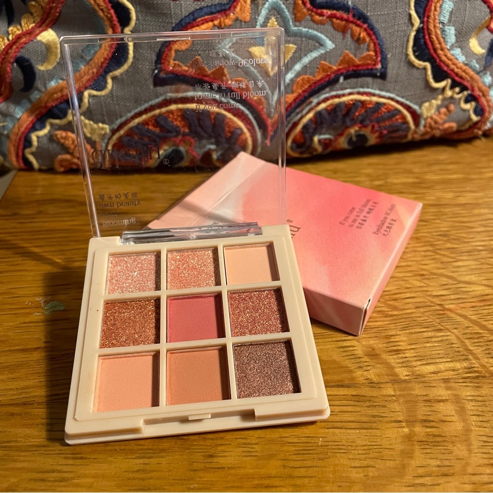 Dikalu 9-Shade Romantic Rose Gold Eyeshadow Pallette